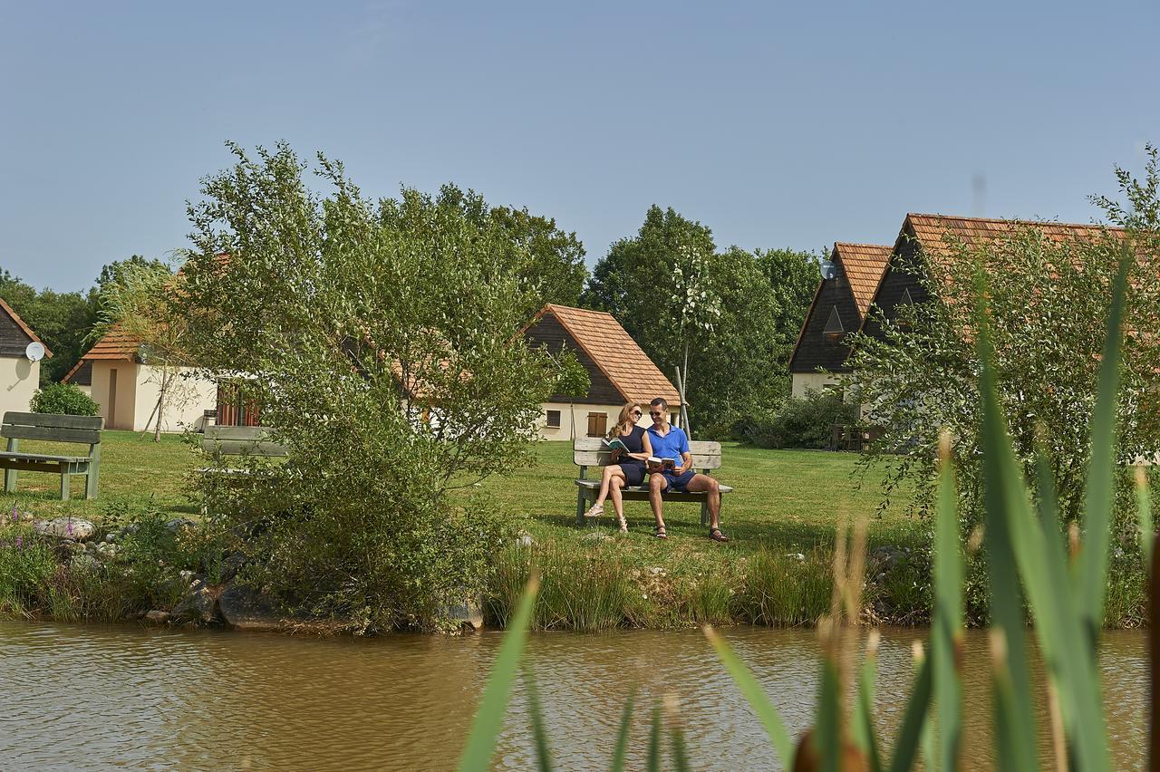 Le Lac Bleu Hotell Lacapelle-Marival Exteriör bild