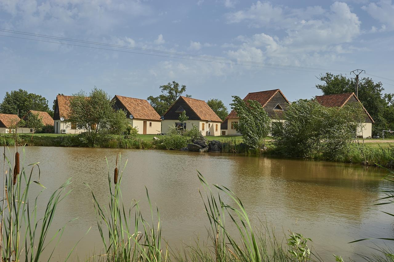 Le Lac Bleu Hotell Lacapelle-Marival Exteriör bild